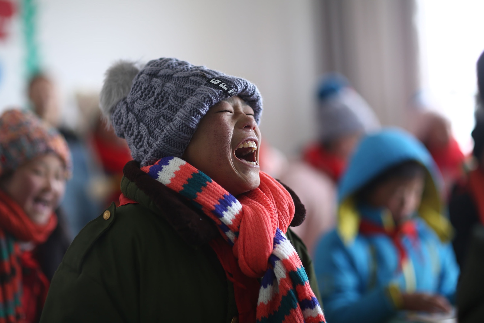 "冰花男孩"艰难求学路 道路崎岖寒冷孩子结伴前行