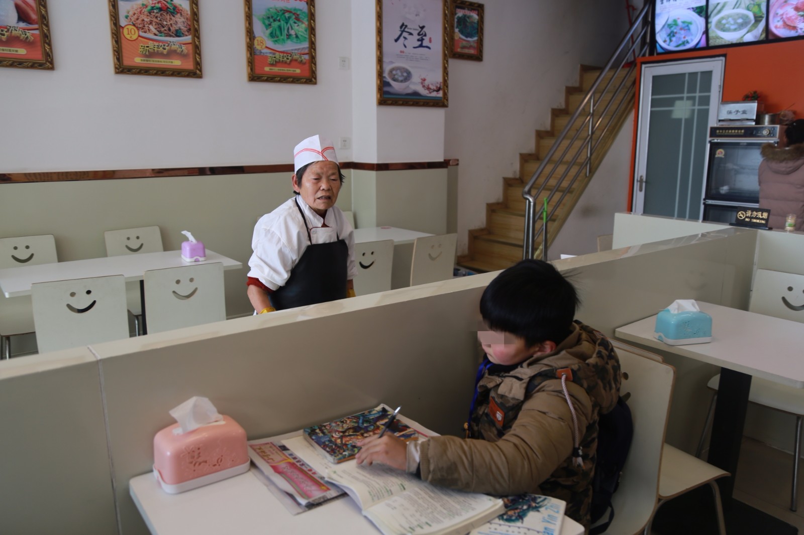 7旬奶奶照顧兩孫子上學 飯店打工每天10小時