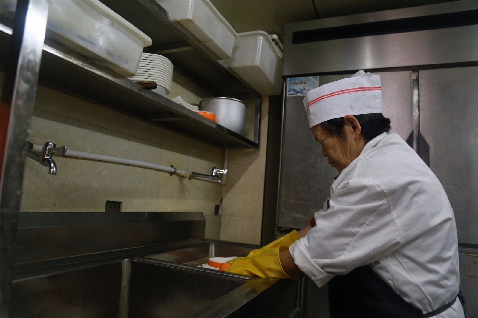 7旬奶奶照顾两孙子上学 饭店打工每天10小时