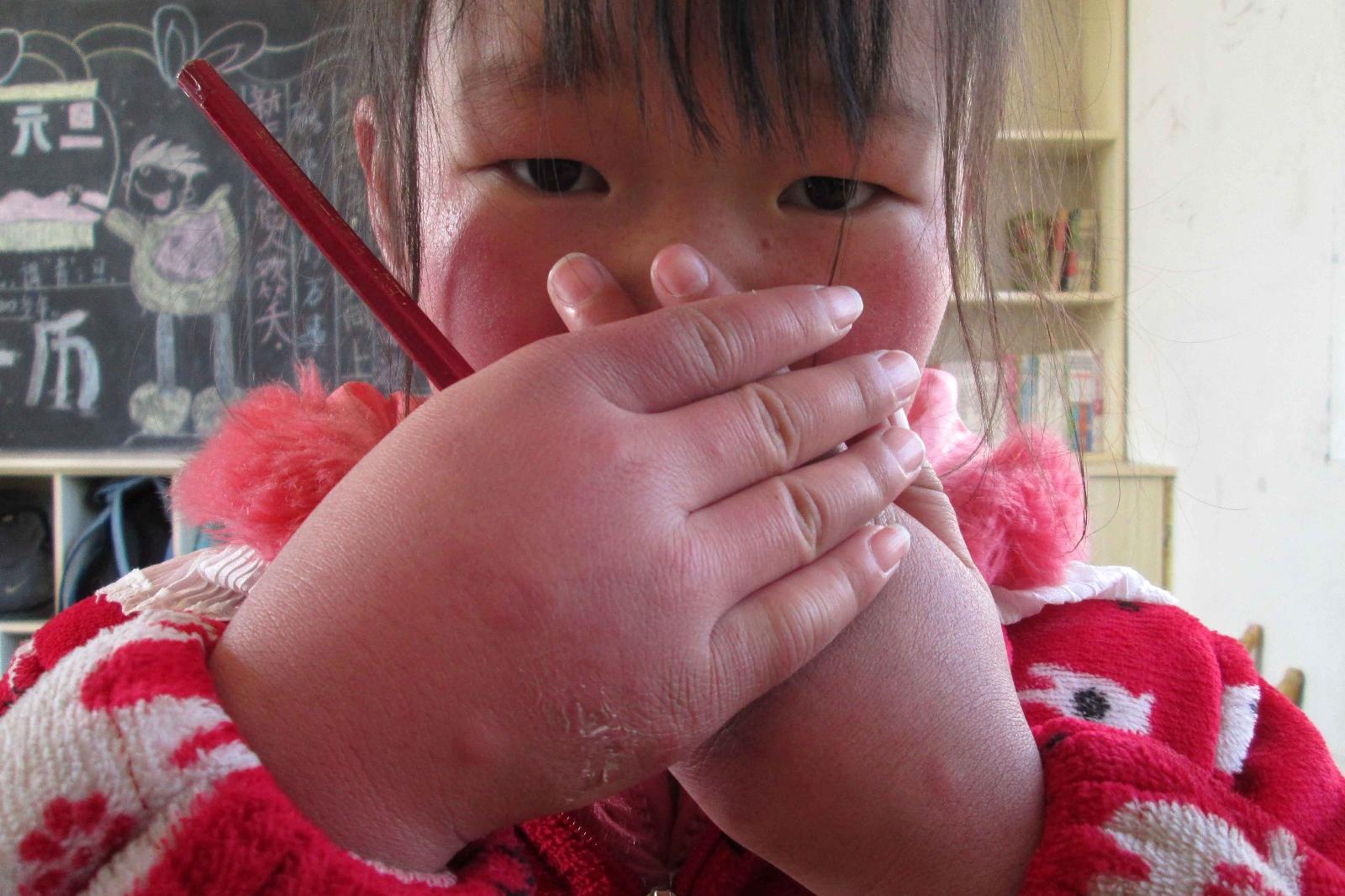 2岁留守娃误认游客做妈妈,分手时哇哇大哭_新浪看点