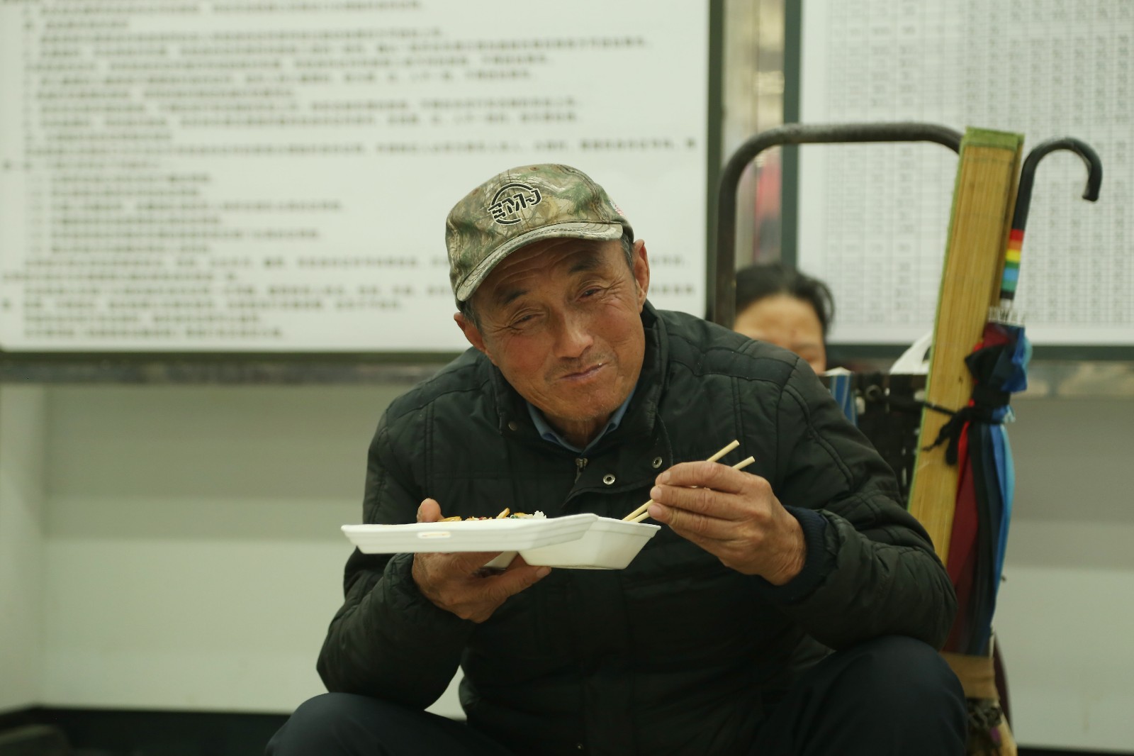 70岁老人火车站打地铺过夜参加抢票在外打工1000块要挣四个月