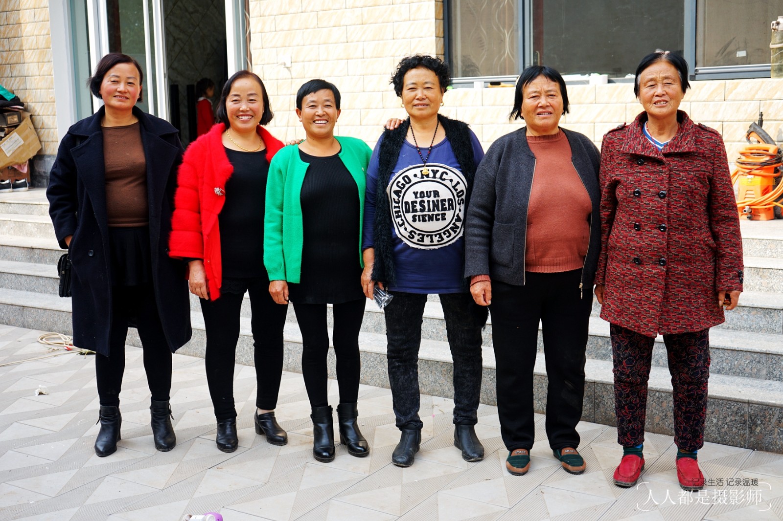 74岁染红指甲90岁穿花衣服,村里的妈妈们最漂亮