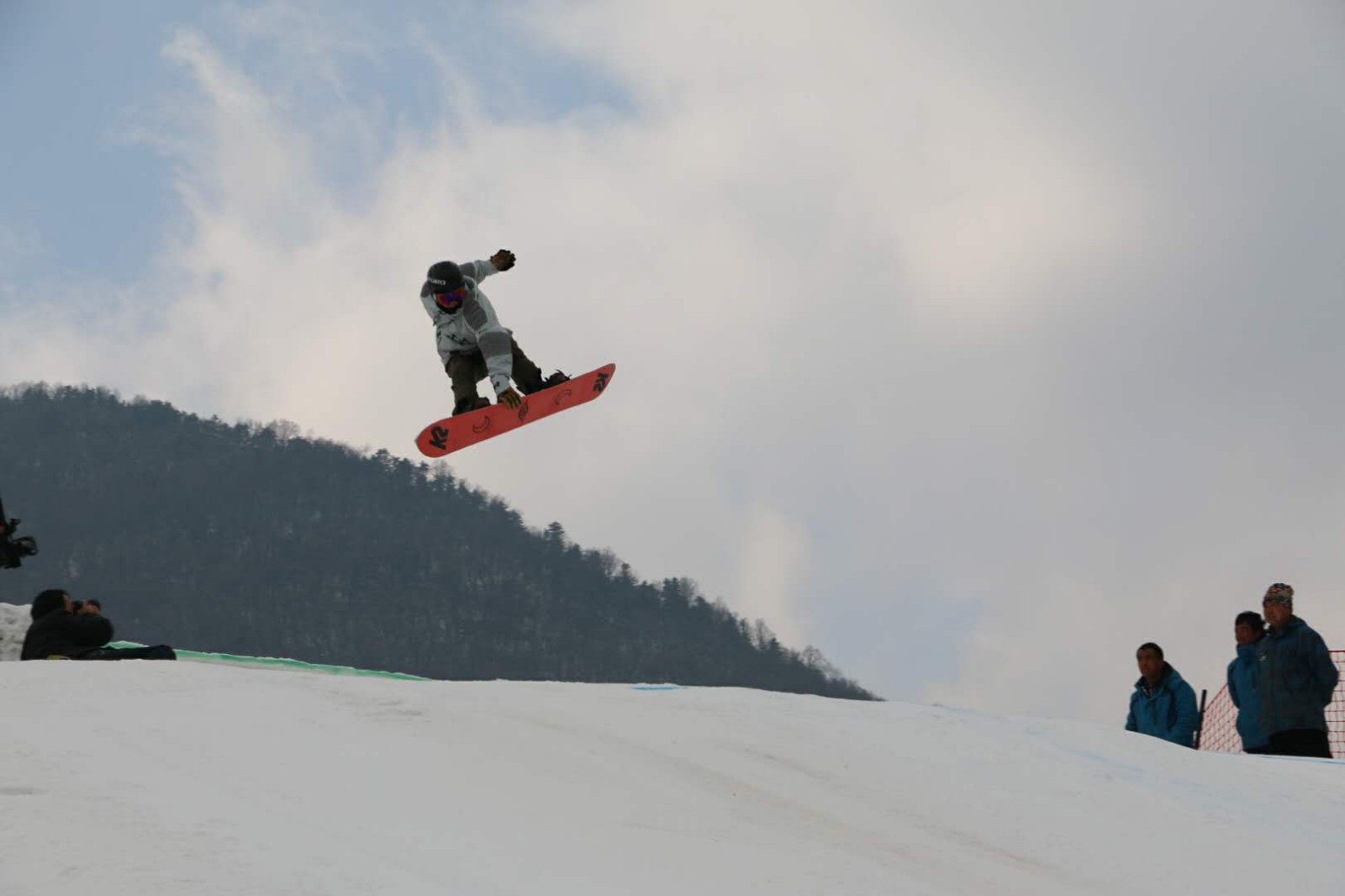 宝鸡太白县鳌山滑雪场上演"雪上速度与激情"