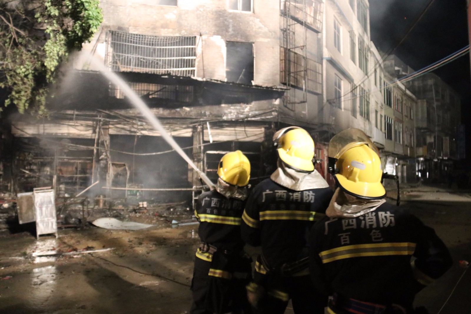 广西百色 楼下小超市起火 整栋楼被火魔无情吞噬