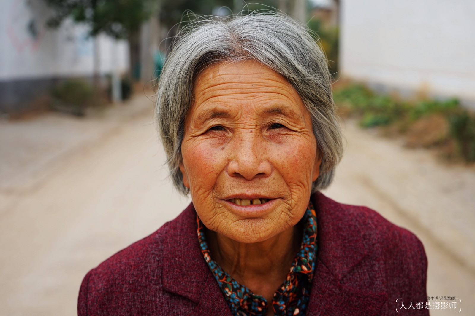 这个妈妈穿着花衬衣,在我给她拍照片的时候,用手捋了好几次头发,希望
