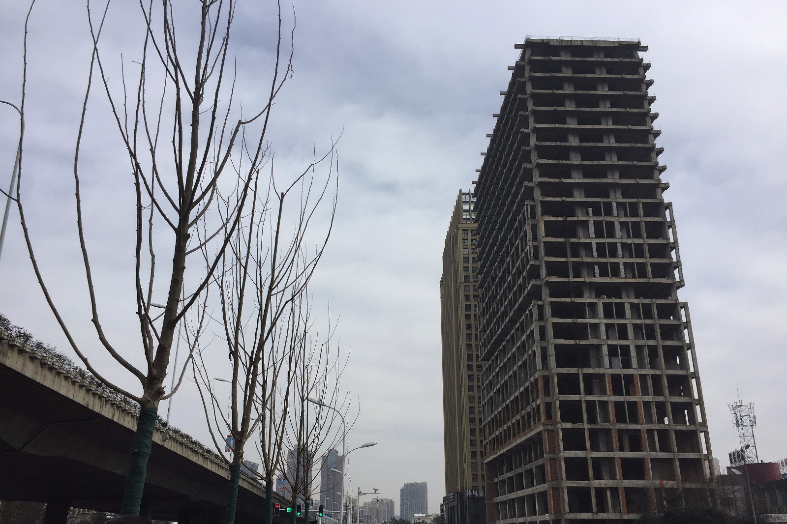 23层烂尾楼停工5年变身垃圾场楼内可养鱼