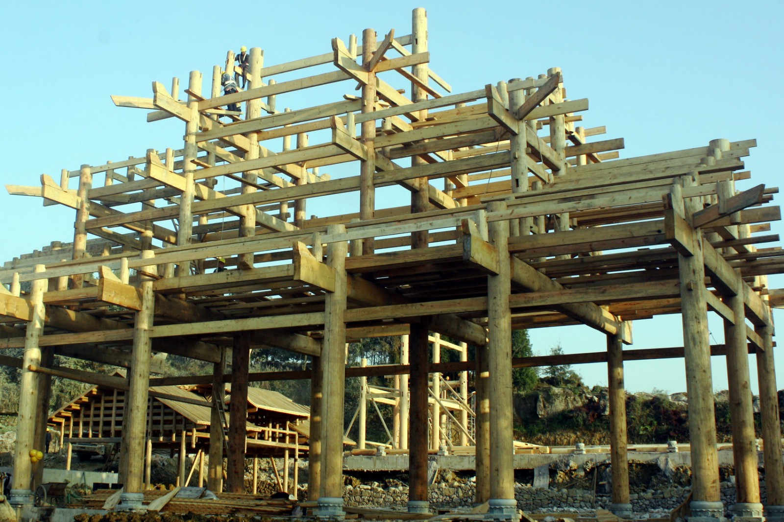 农村这样建的木房子,结实漂亮,绝对人人羡慕