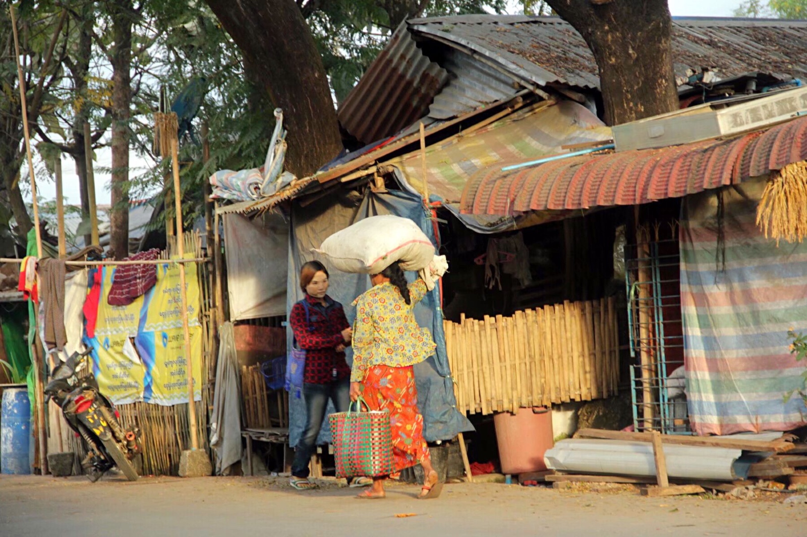 实拍：缅甸贫民区女人的生活状态，洗澡只能在街边