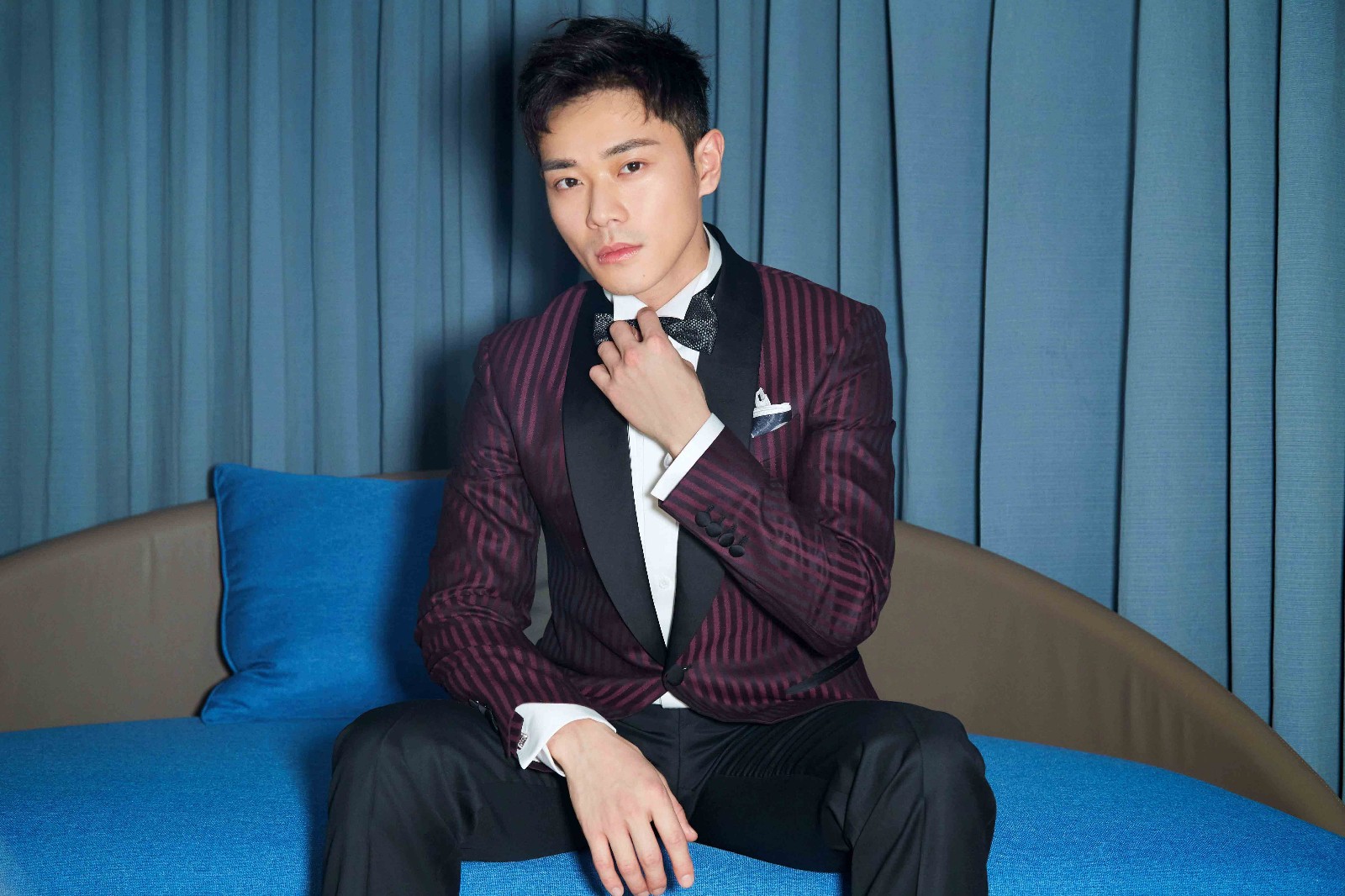 曹骏曝绅士时尚大片 尽显优雅帅气