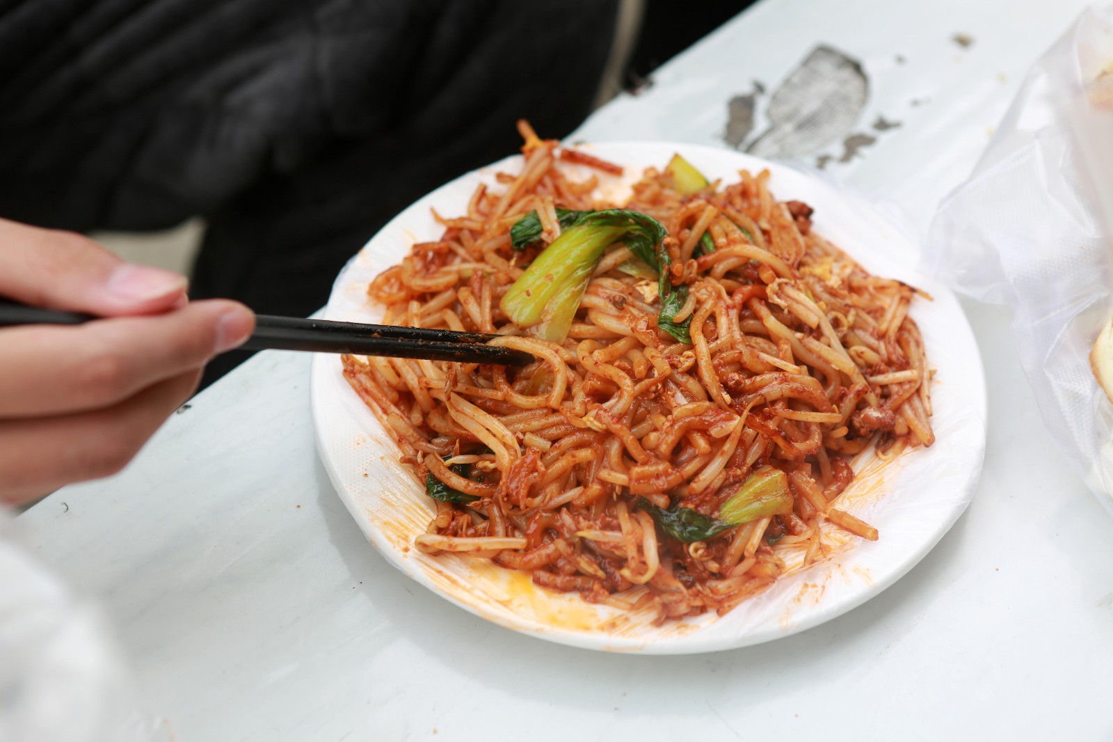 10平方米小店卖炒米线15年月入4万 生意爆棚顾客站着吃