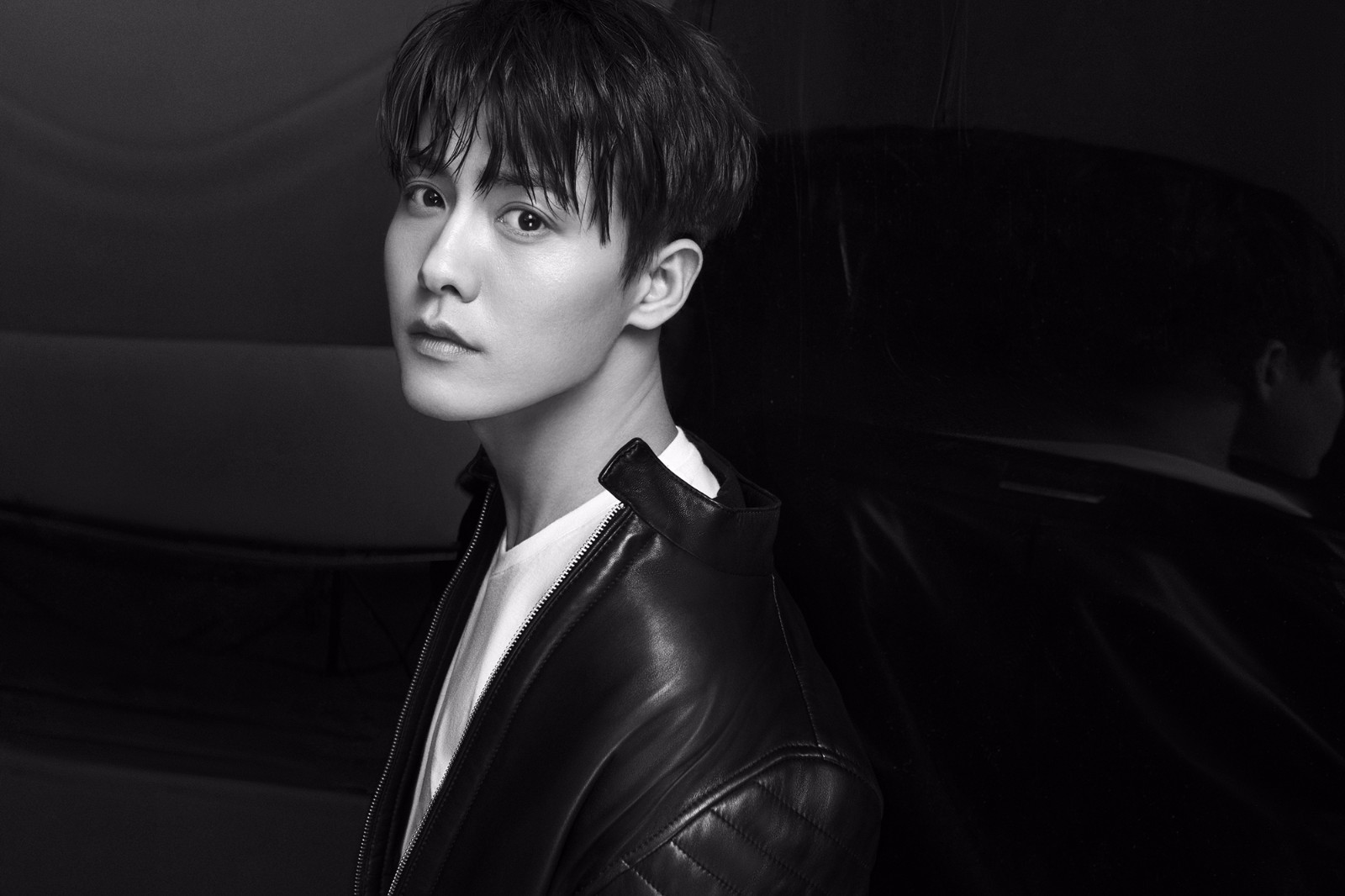 马天宇黑白大片 湿发皮衣展现"英雄本色"