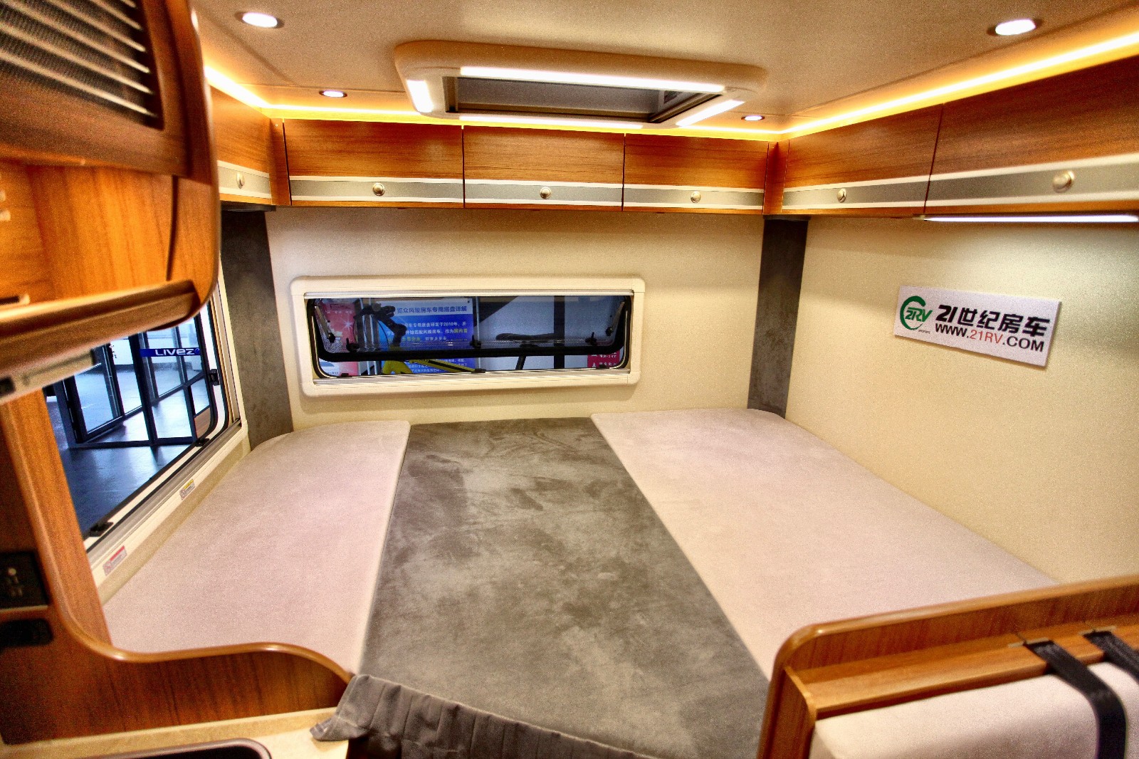 除去车头车尾的两张双人床,车厢中部的沙发床也可变为沙发床,整车睡5