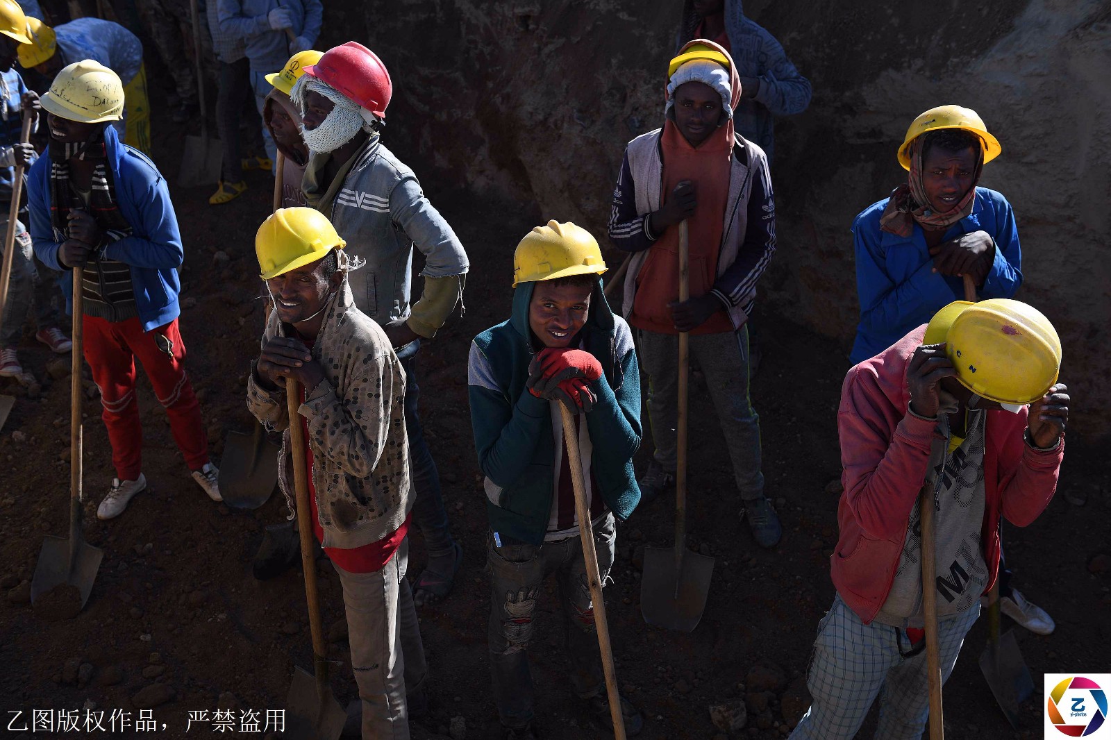 在这里除了数百名中国工人外,还云集着数千名当地黑人.