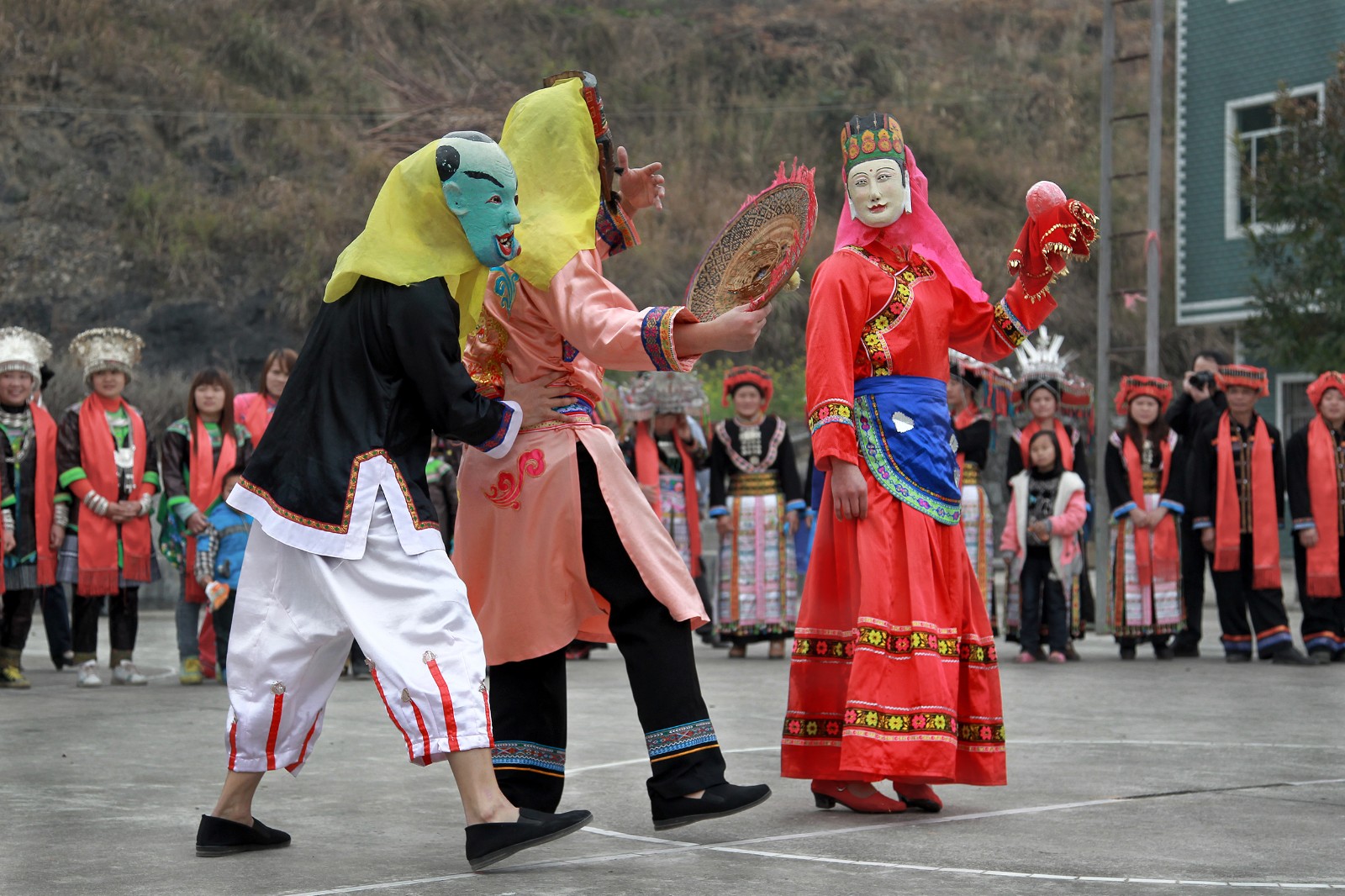 毛南族群众表演傩戏