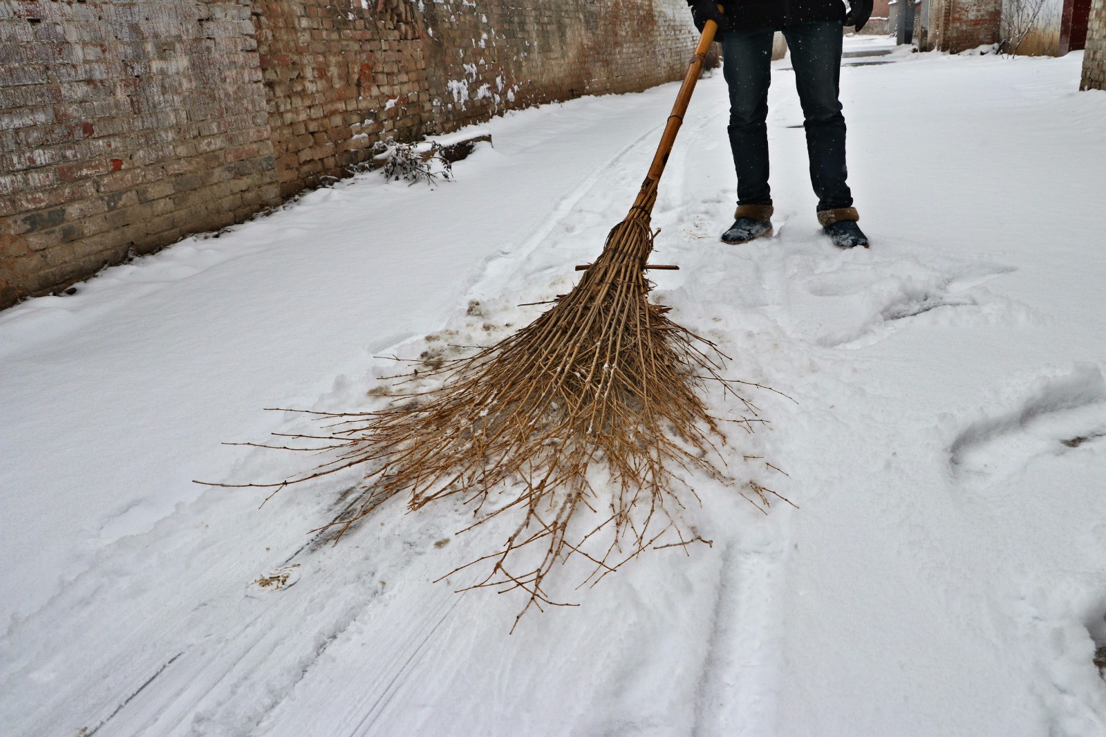 村会玩农村小夫妻开启哈利波特模式用扫帚在雪地里滑行