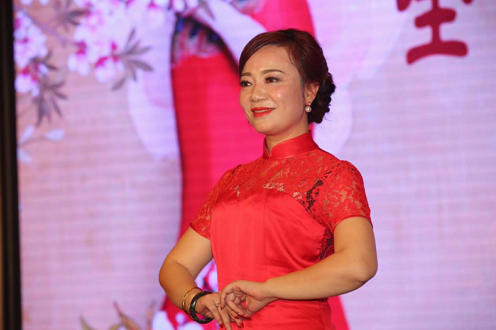 一群穿旗袍的女人她们在四川广元华丽变身