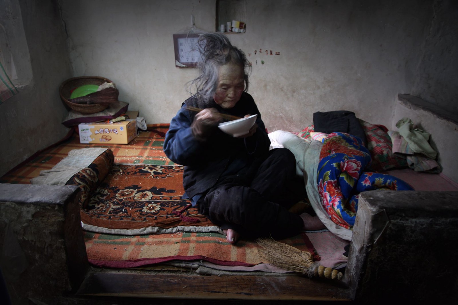 104岁农村老奶奶面色红润,还能盘腿打坐,她长寿故事是坚强