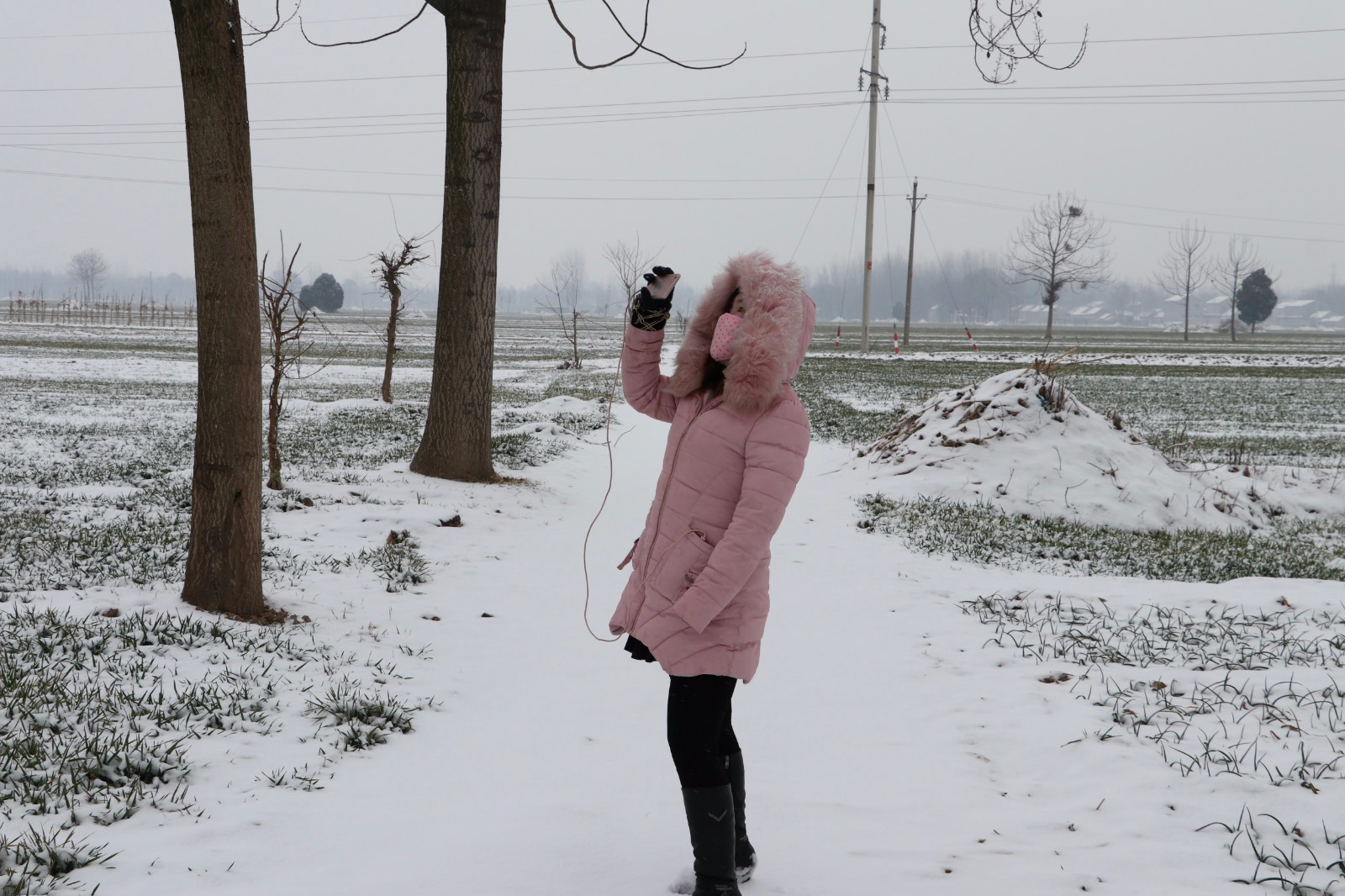 农村姑娘能吃苦不惧寒冷零下10度大雪中直播两小时