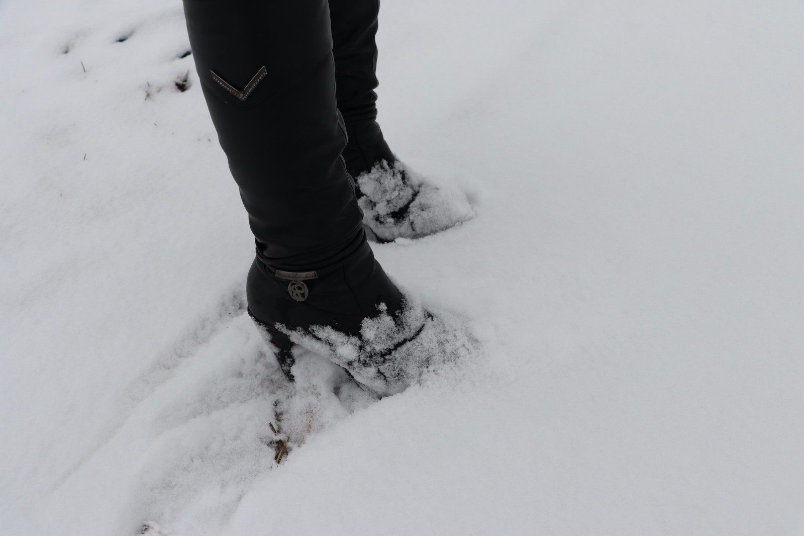 农村姑娘能吃苦不惧寒冷零下10度大雪中直播两小时