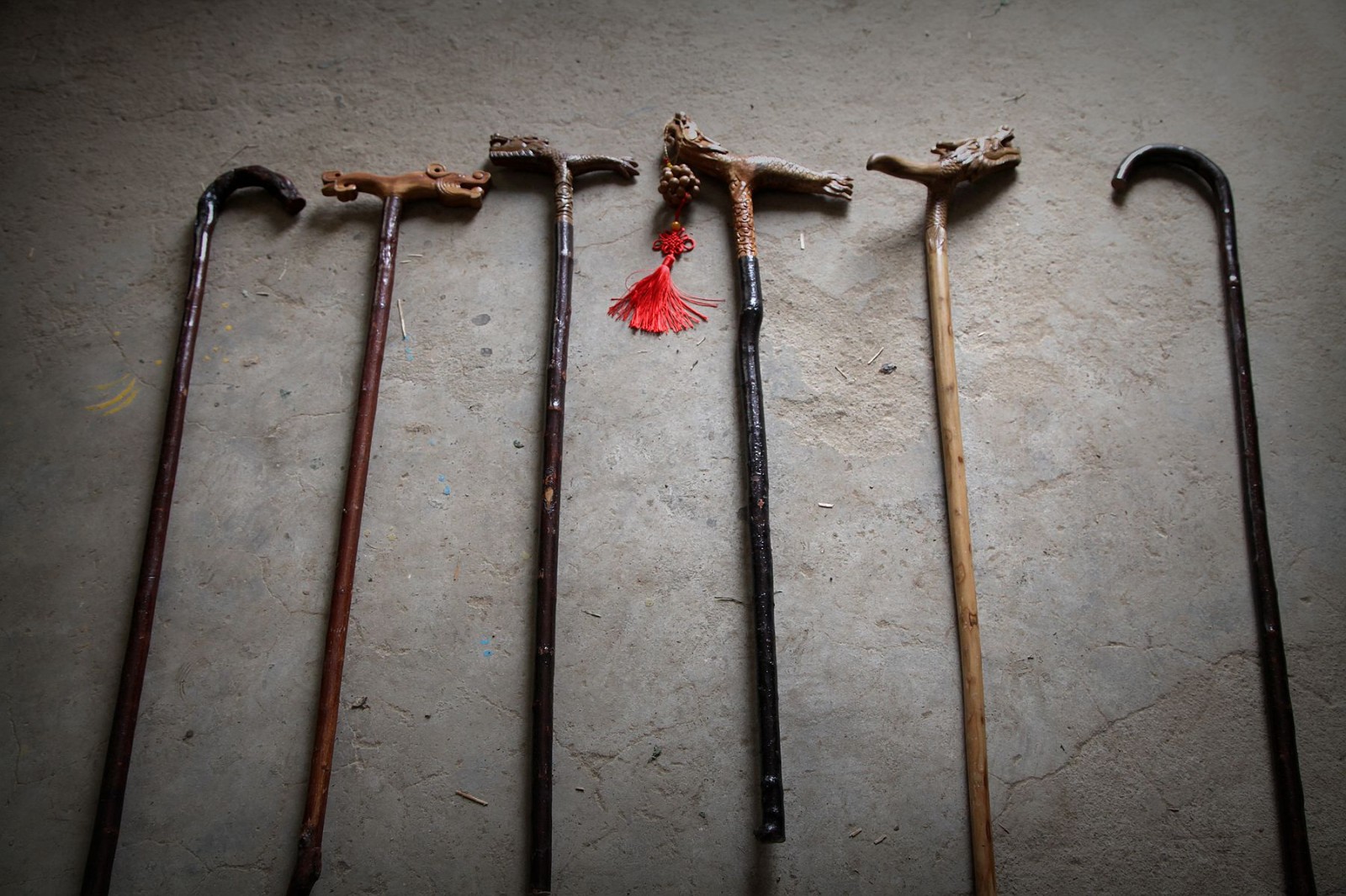 山西运城7旬老人制作桃木龙头拐杖20多年,1根千元卖给城里人