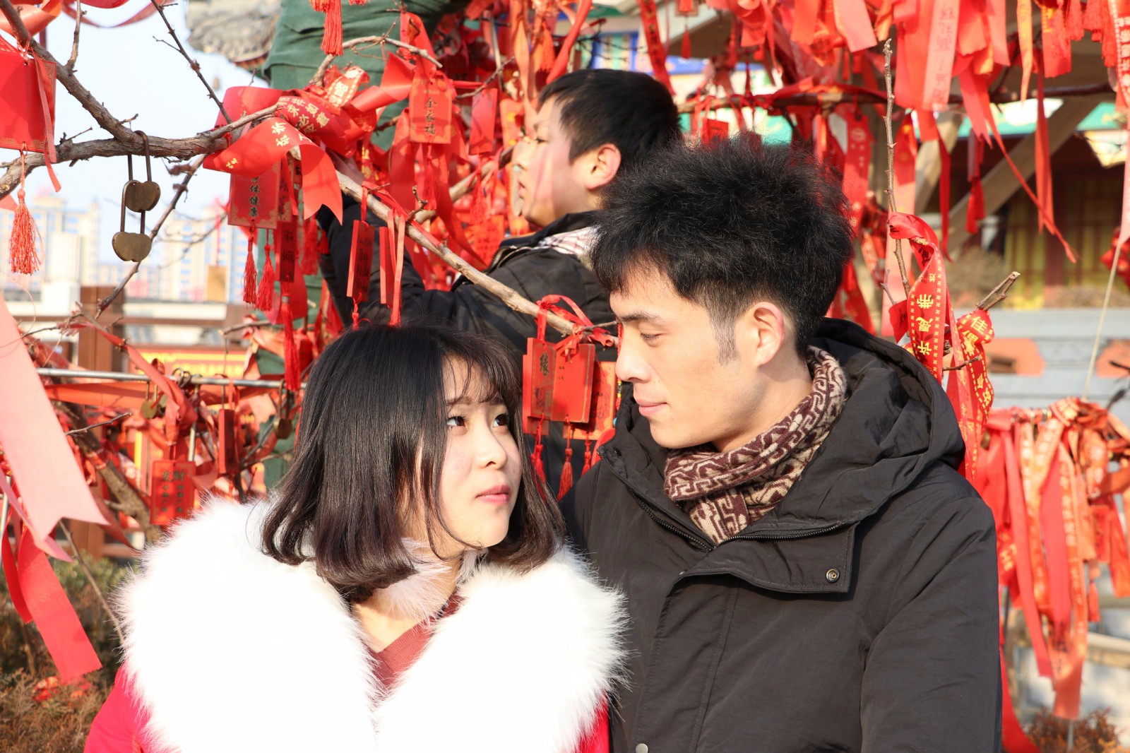 抗洪女英雄化身月老?小情侣许愿村下许幸福,画面很美让人羡慕