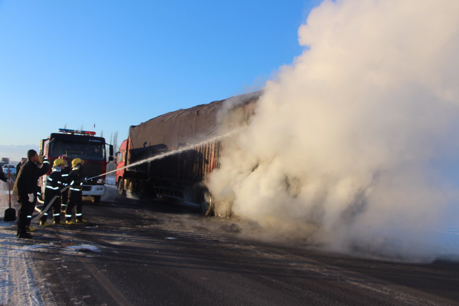 运煤车行驶途中轮胎爆胎起火