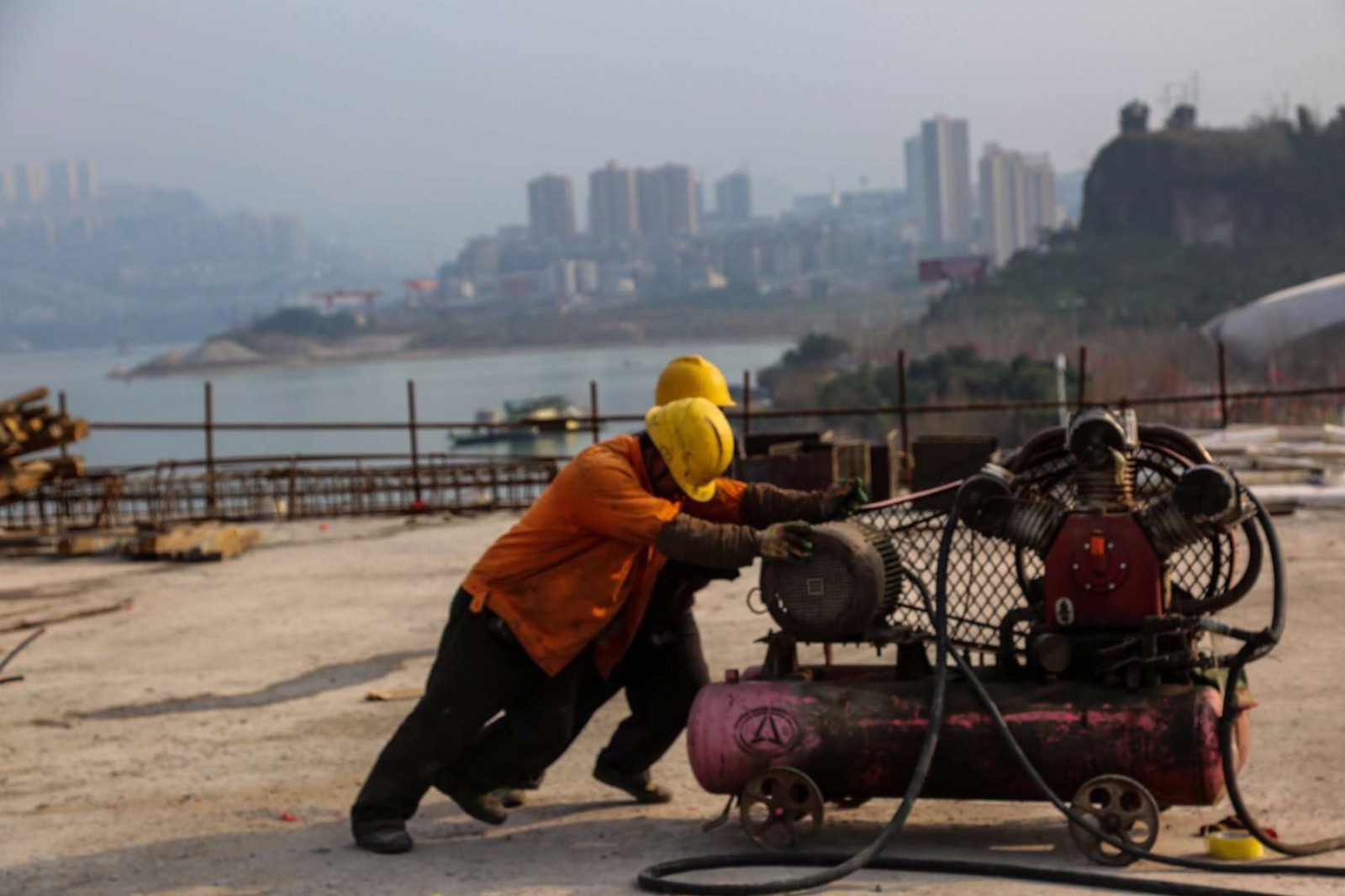 实拍万州长江三桥施工现场,工人骑钢梁不惧高空作业,称习惯了!