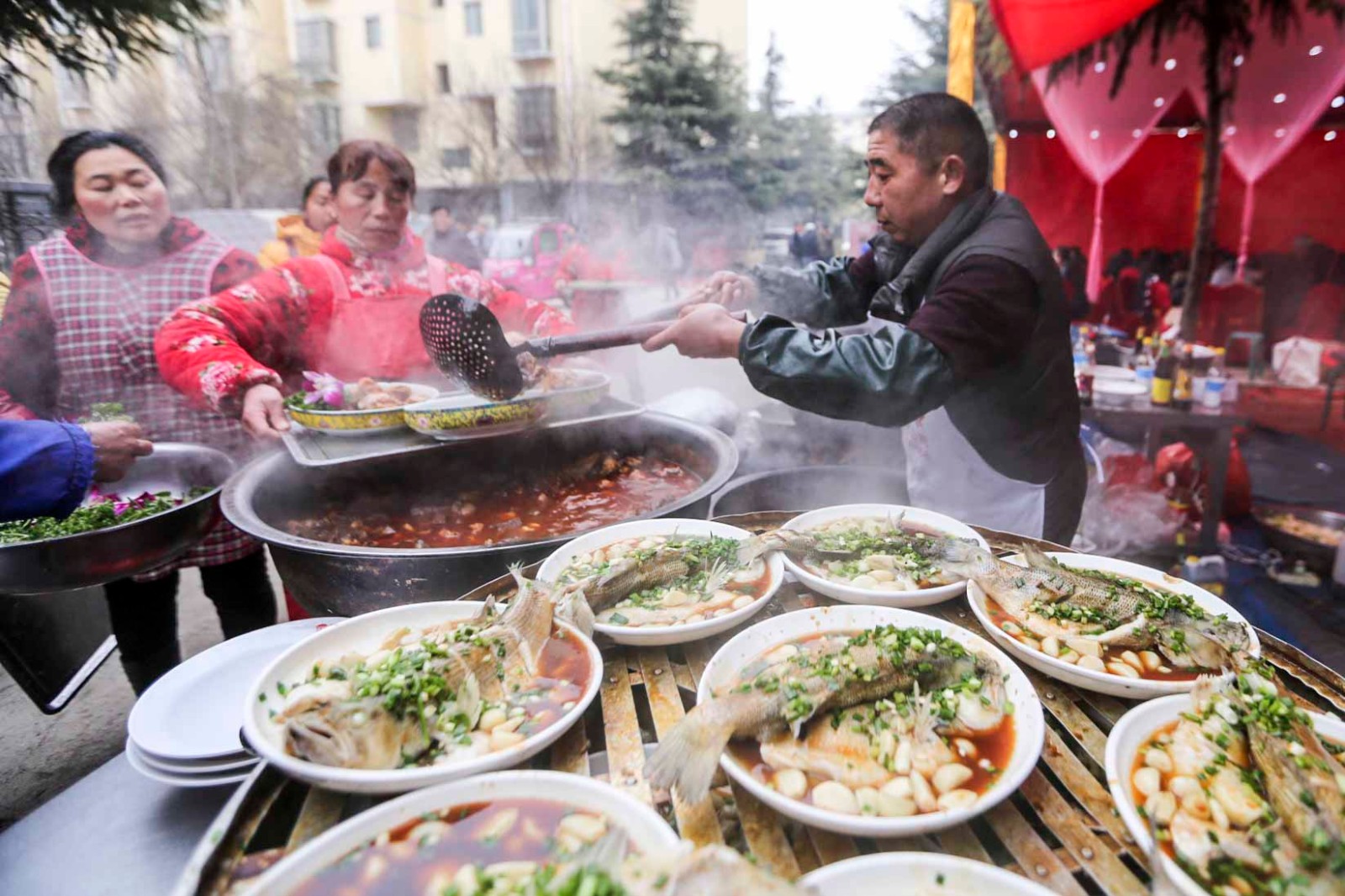 宴席正式开始的时候孟师傅就顾不得和笔者说话了,几十桌的菜要按流程