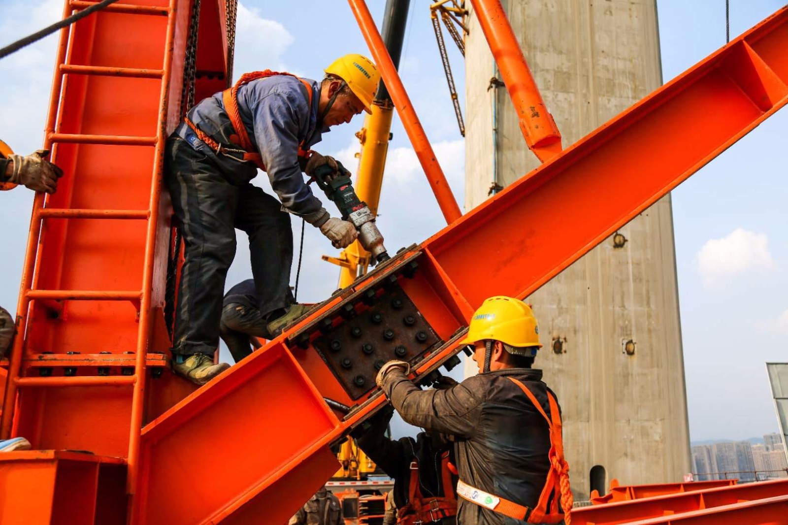 实拍万州长江三桥施工现场,工人骑钢梁不惧高空作业,称习惯了!