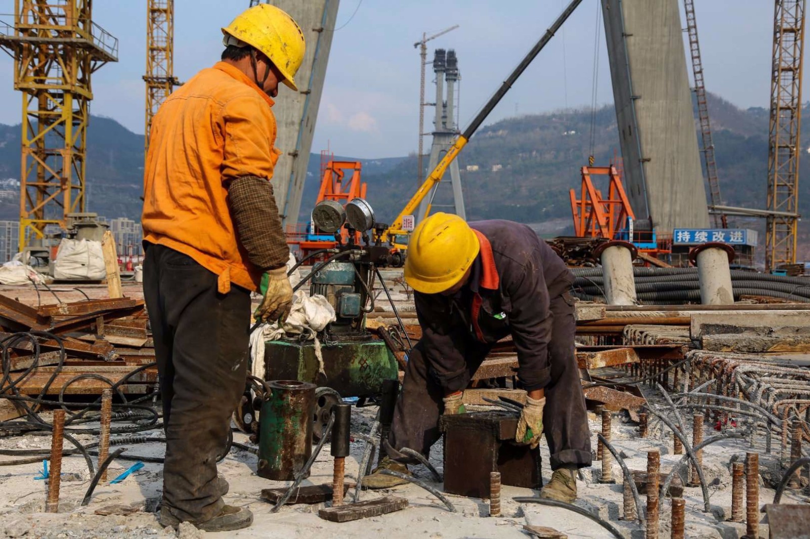 实拍万州长江三桥施工现场,工人骑钢梁不惧高空作业,称习惯了!