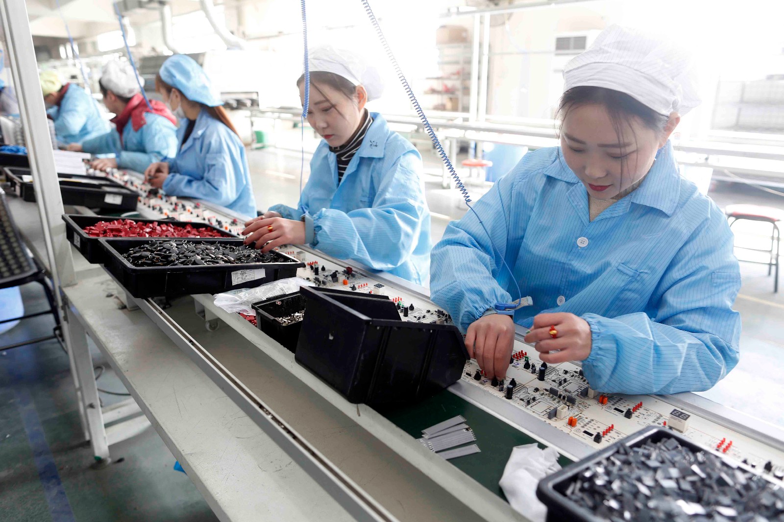 双胞胎大二女生打寒假工每天工作10小时获取100元