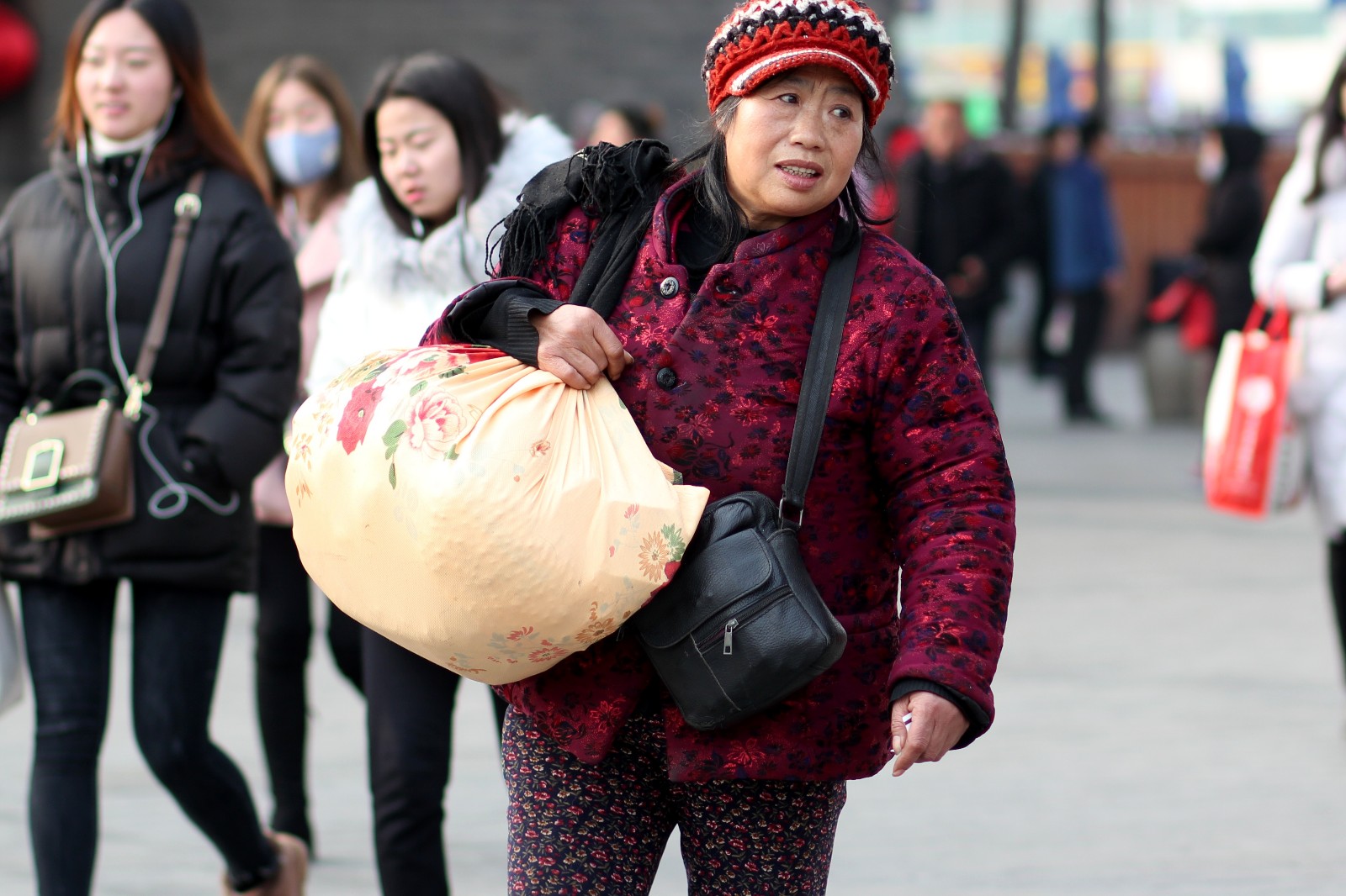 实拍2018年西安火车站春运大包小包回家过年