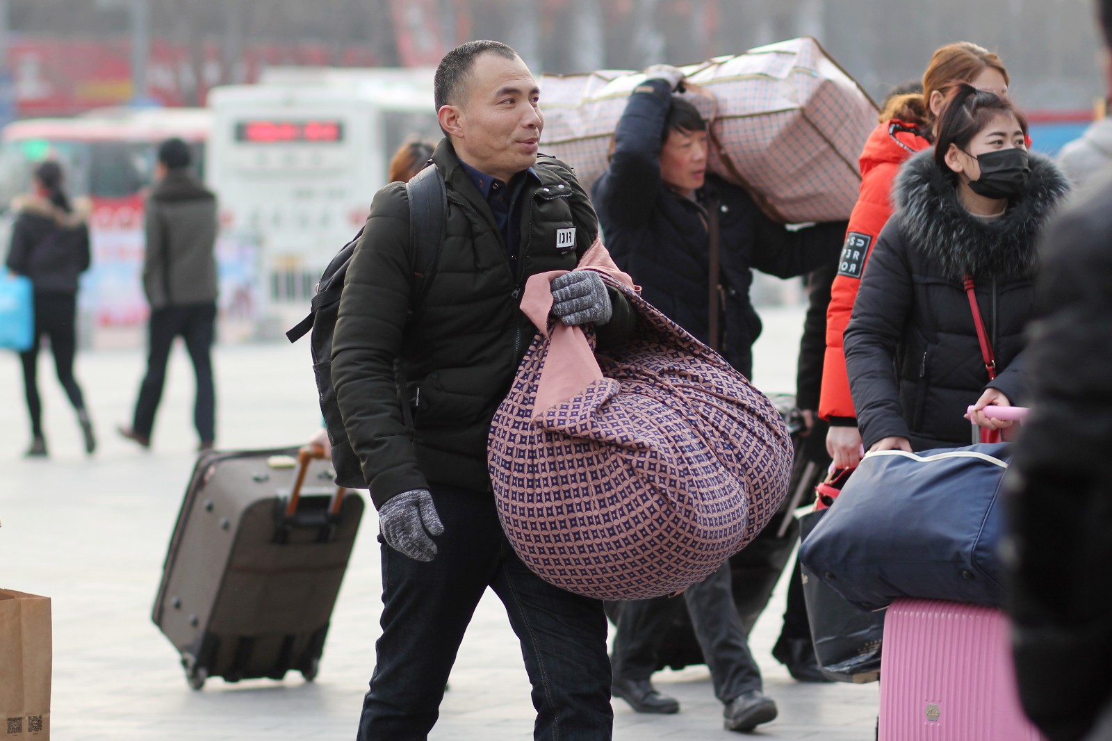 实拍2018年西安火车站春运 大包小包回家过年