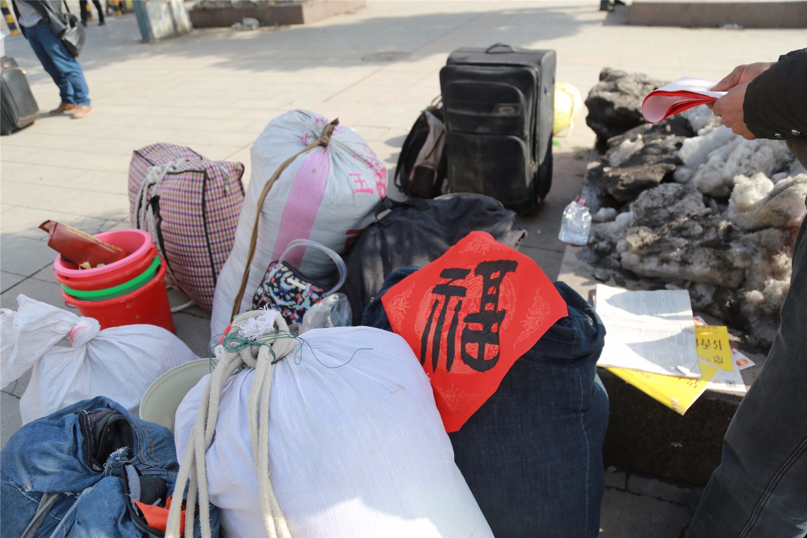 农民工带着账本和春联返乡火车站候车苦等20小时
