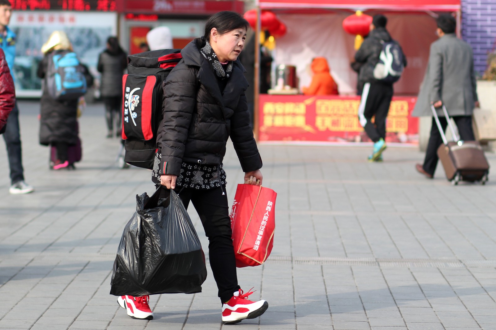 实拍2018年西安火车站春运大包小包回家过年