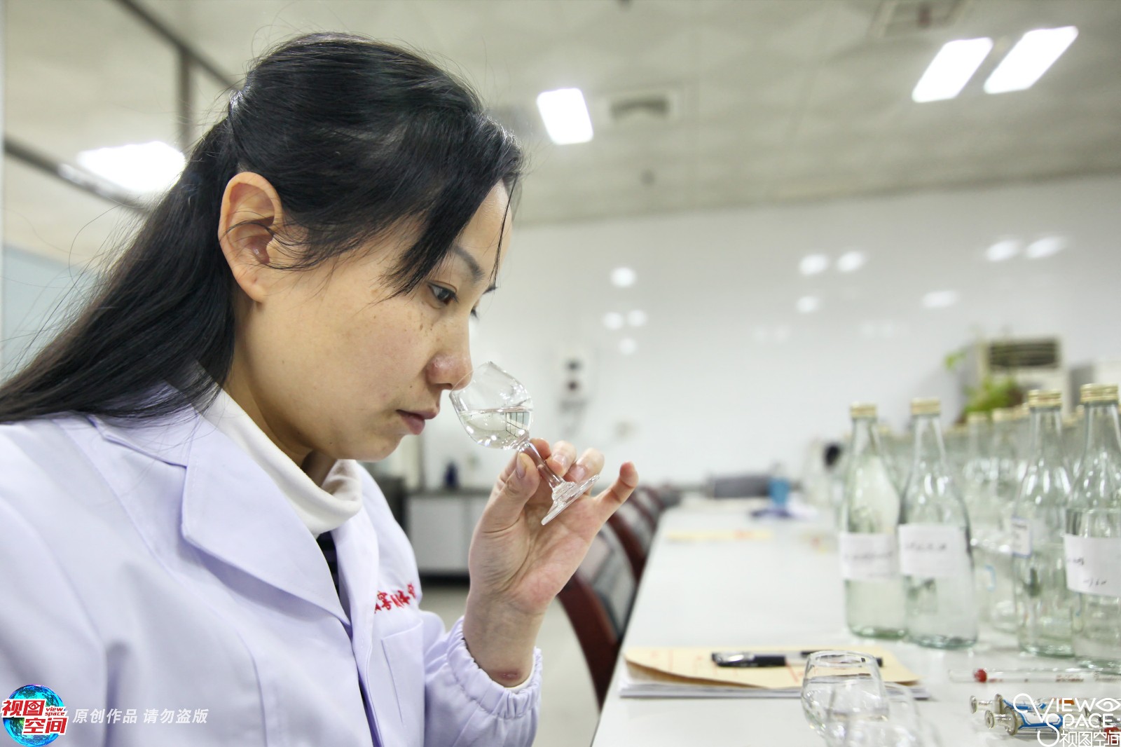 海归留学生日喝白酒40种品酒过万舌头发黑