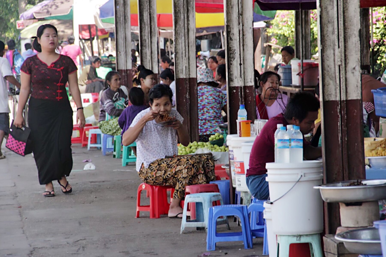 实拍生活在铁轨上的缅甸人和中国的大不同