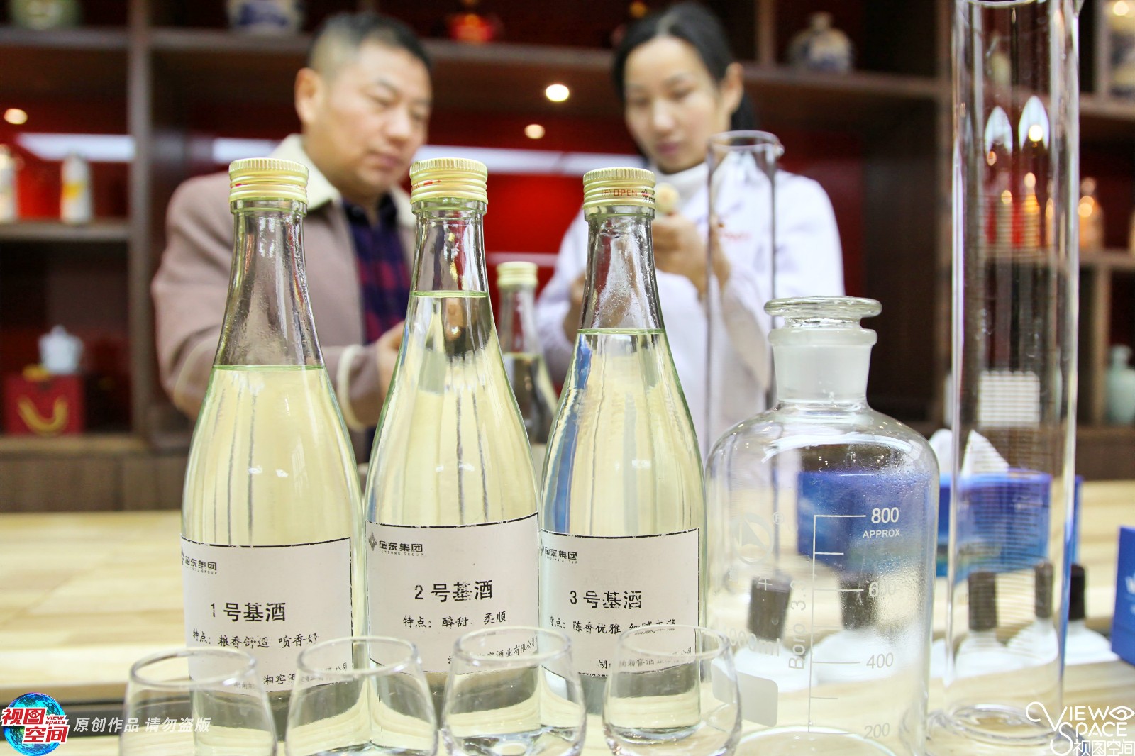 海归留学生日喝白酒40种 品酒过万舌头发黑