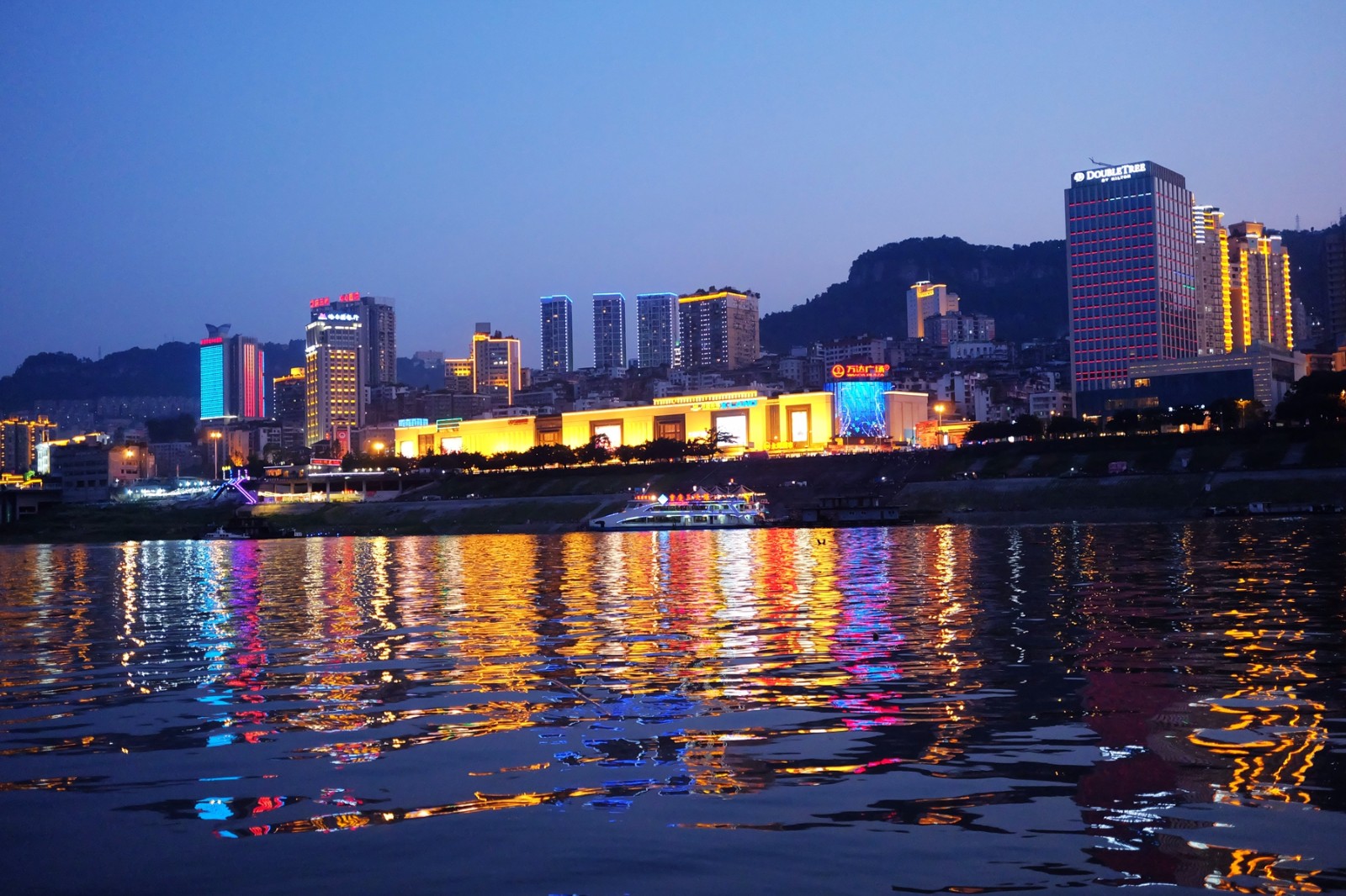 风景图集万州城市风光璀璨夜色迷离灯光轮船穿门而过