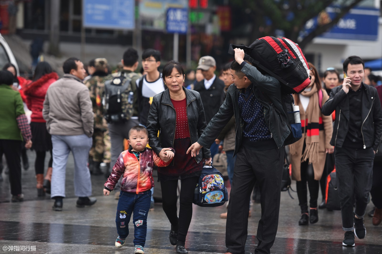 拥挤的春运人潮里他的身影让人揪心途中请给他们多些关怀帮助