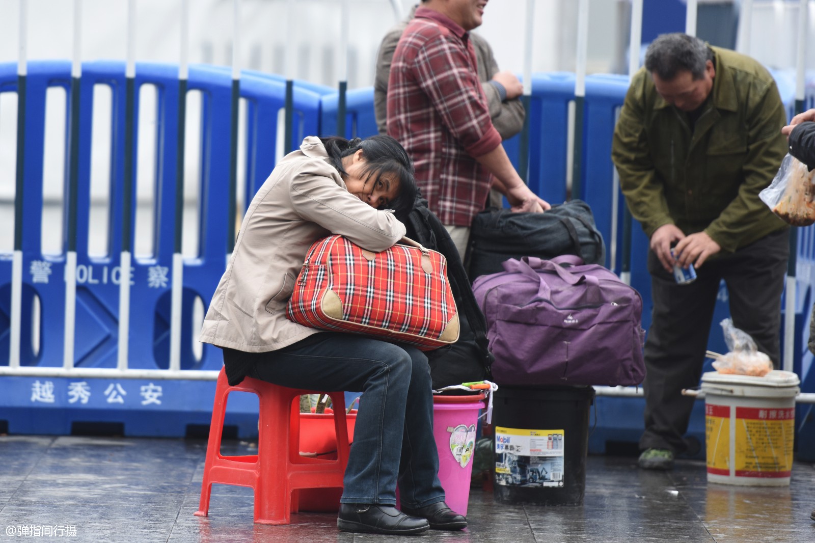 拥挤的春运人潮里他的身影让人揪心途中请给他们多些关怀帮助