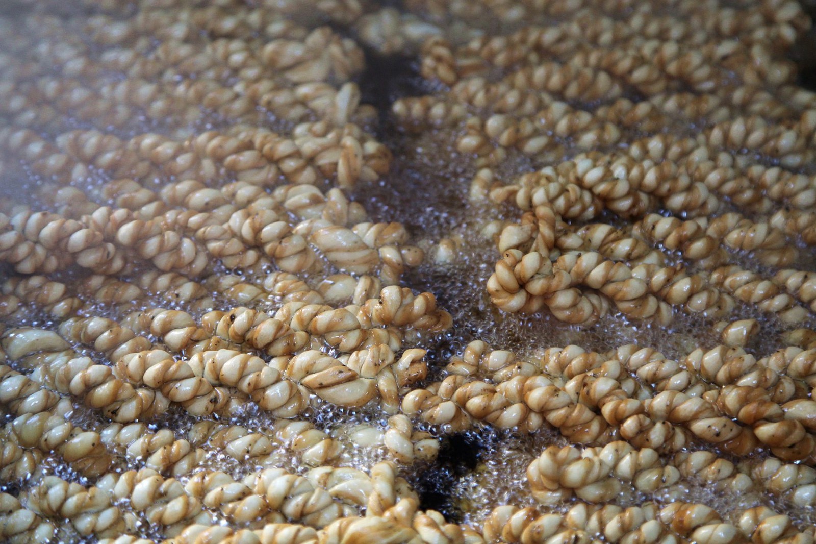 山西临猗用朱柿合面制作小麻花香脆甜,想吃要排队