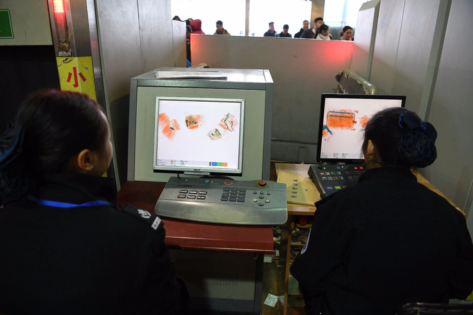 x光安检机下的春运行囊万千物品原形毕露