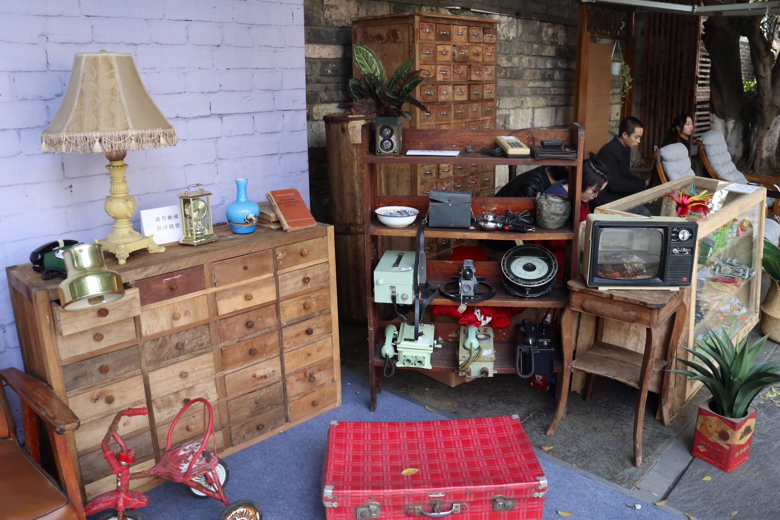 复古物件陈列,摆放到一起,每一件都来自不同的家庭收藏,如今汇聚到一