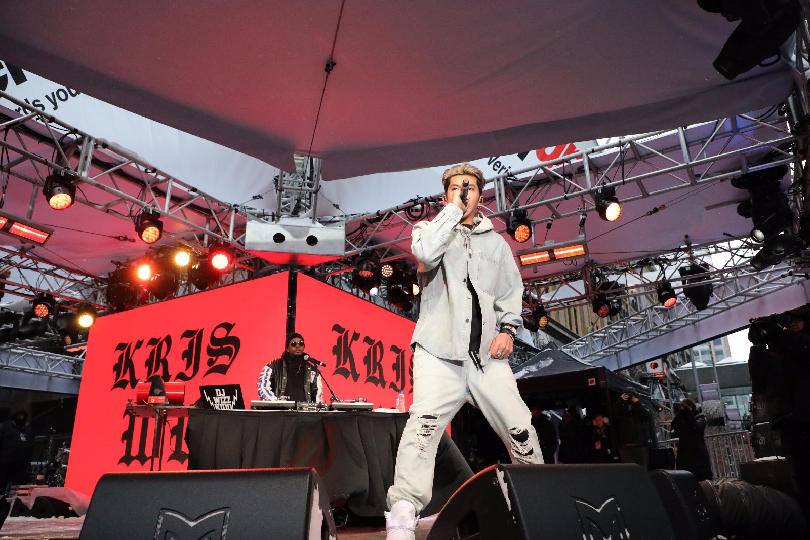 吴亦凡在美国登上超级碗舞台献唱,零下二十度开唱点燃全场