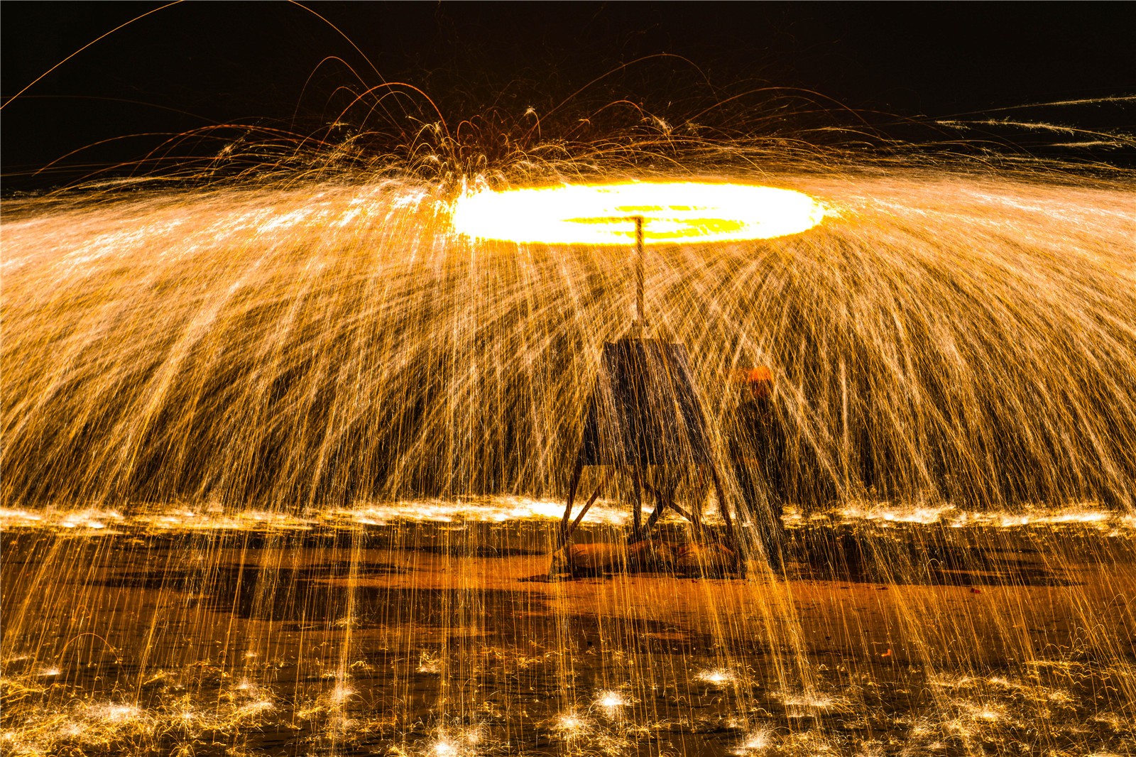 宁夏新春彩灯文化节打铁花,火树银花飞满天