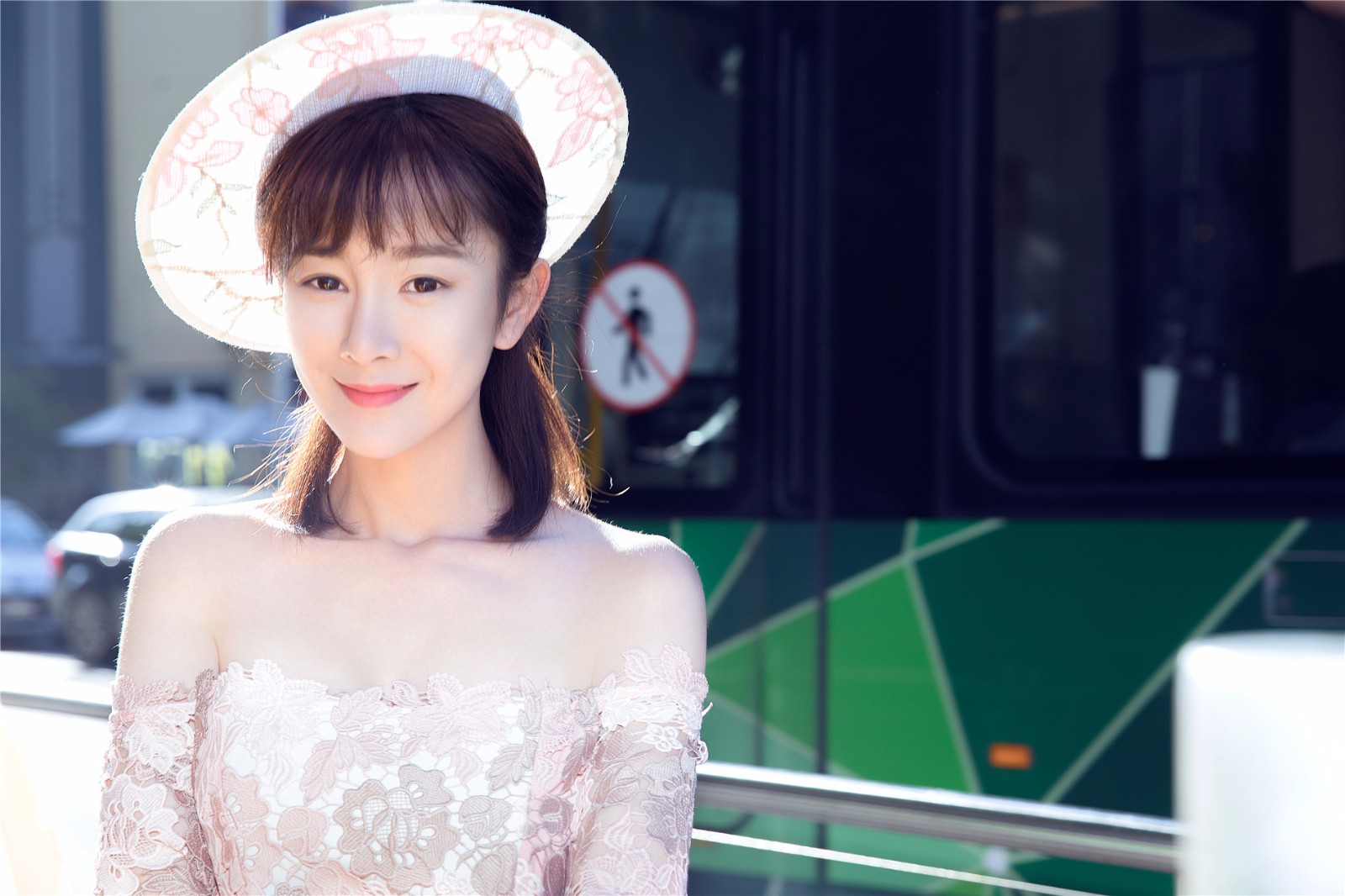 张檬曝墨尔本街头街拍如寒冷冬日里的夏日暖阳