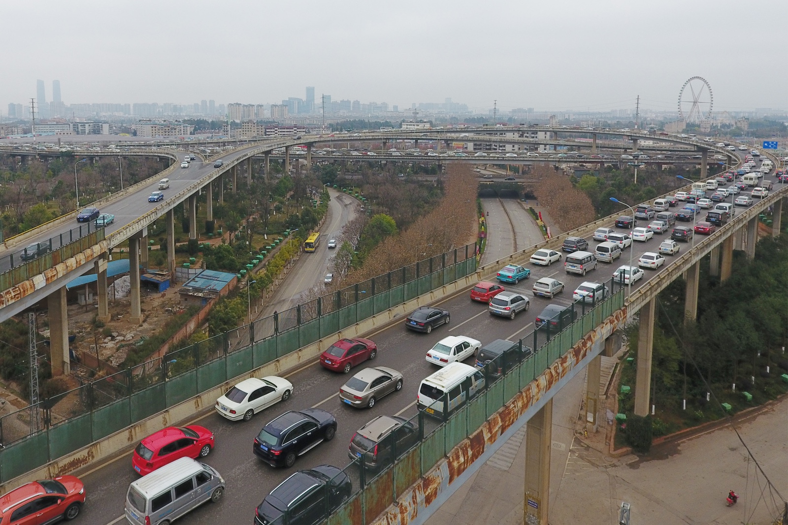 昆明多条道路结冰封闭 出城方向拥堵事故频发_新浪看点