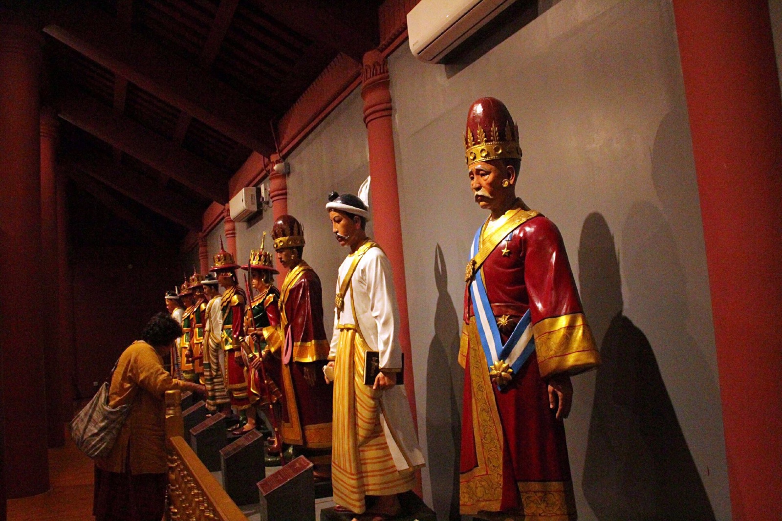 在缅甸最大的感受就是当地人的服饰,男人们无论是有钱人还是穷人,无论