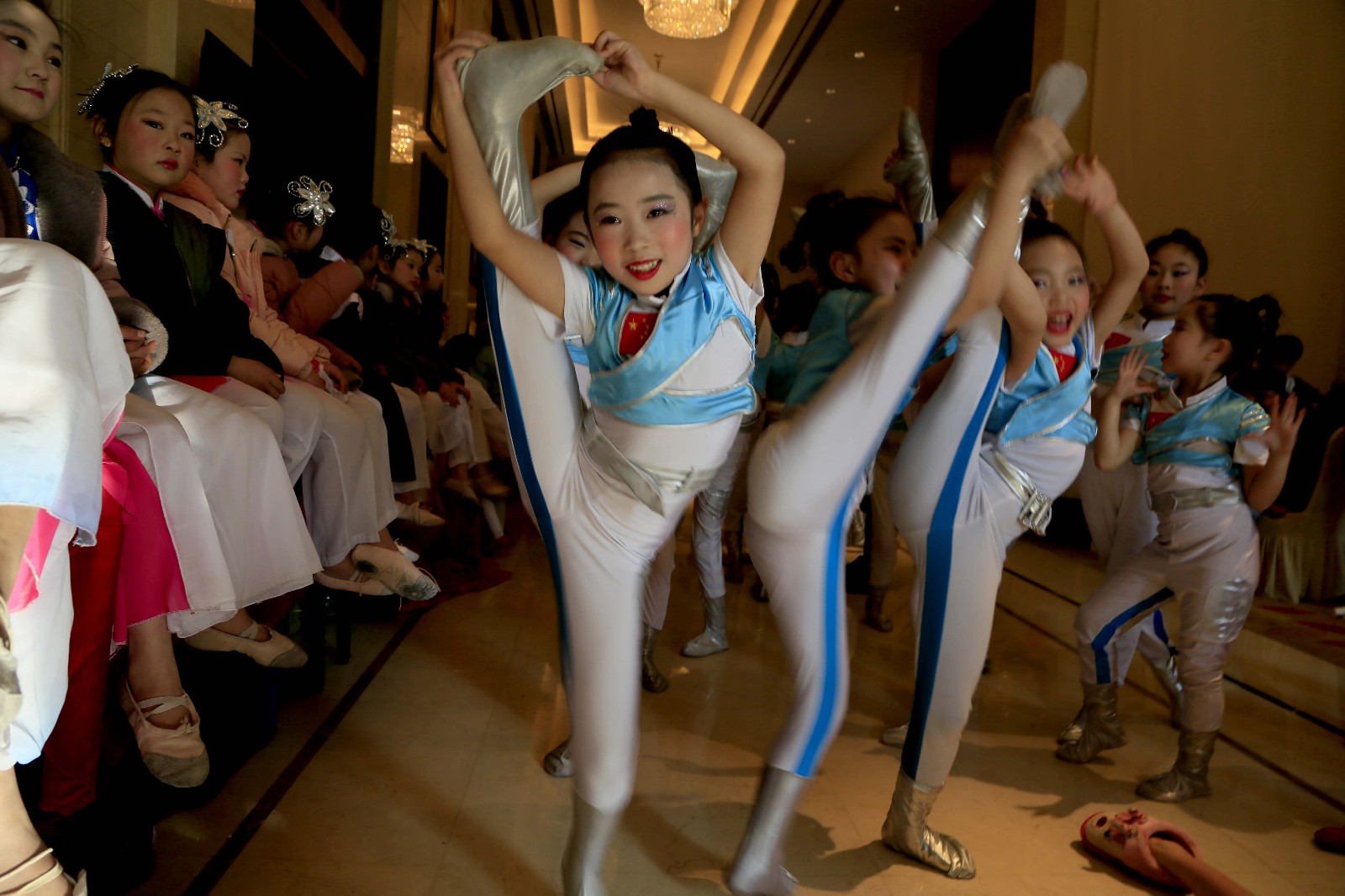 在节目没有开始表演之前,一些艺术学校的小学员,还在演出厅外临阵磨枪